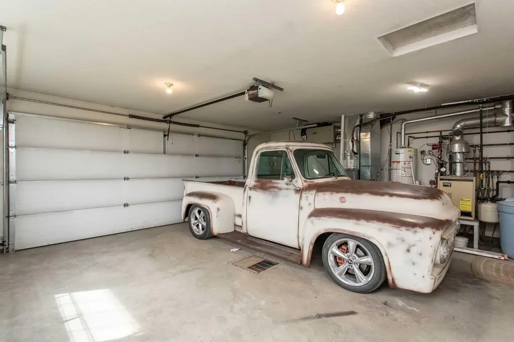 4504 45 Avenue Lacombe AB T4L1W3