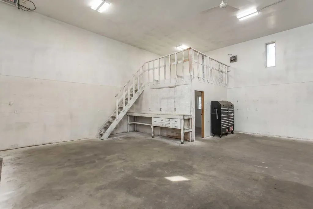 4504 45 Avenue Lacombe AB T4L1W3
