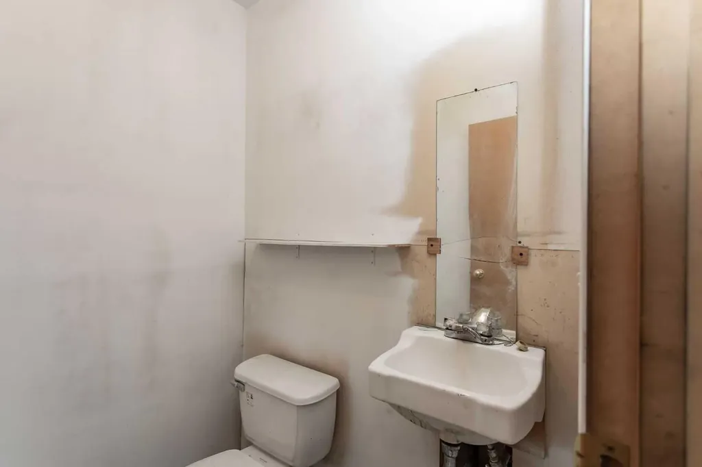 4504 45 Avenue Lacombe AB T4L1W3
