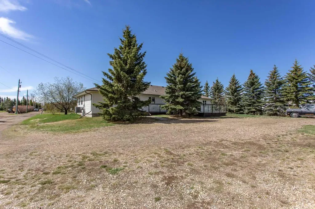 4504 45 Avenue Lacombe AB T4L1W3