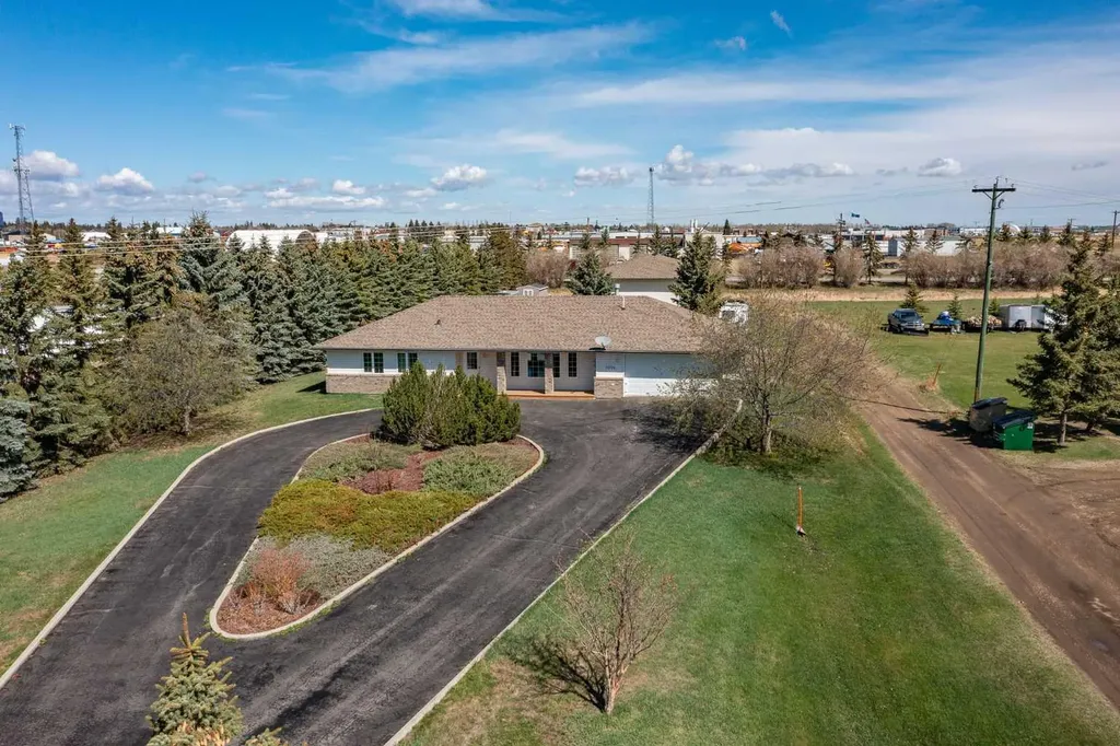 4504 45 Avenue Lacombe AB T4L1W3