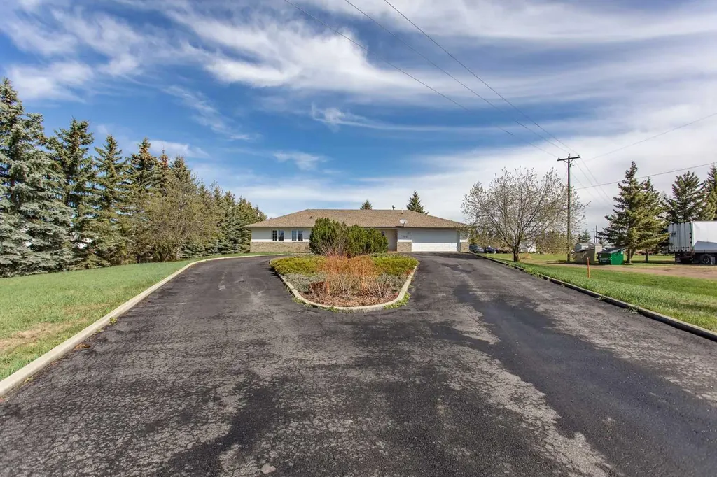 4504 45 Avenue Lacombe AB T4L1W3
