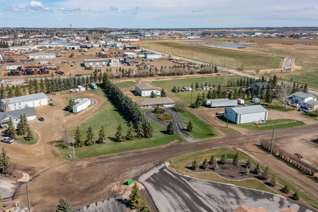 4504 45 Avenue Lacombe AB T4L1W3