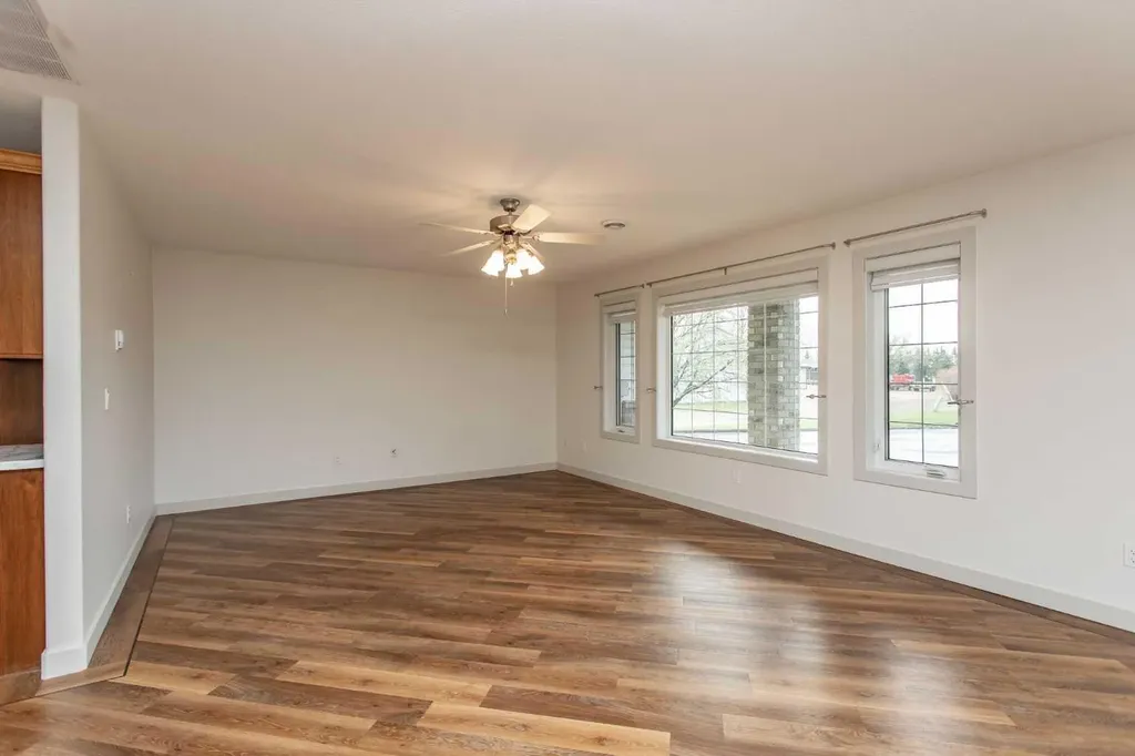 4504 45 Avenue Lacombe AB T4L1W3