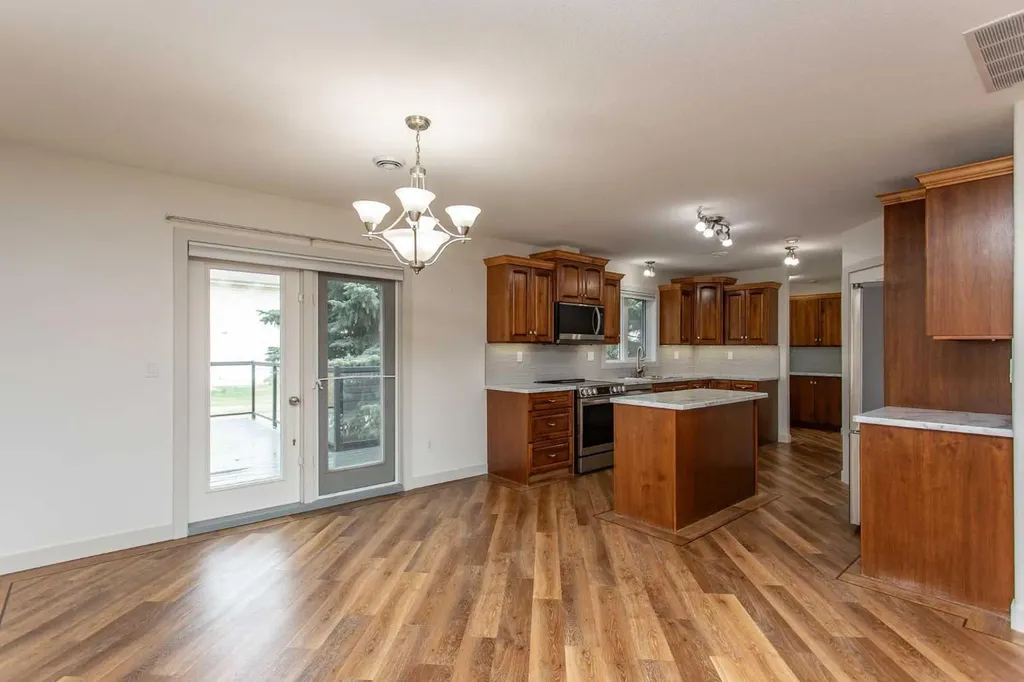 4504 45 Avenue Lacombe AB T4L1W3
