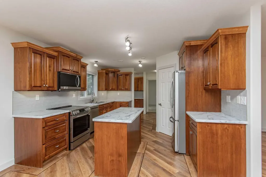 4504 45 Avenue Lacombe AB T4L1W3