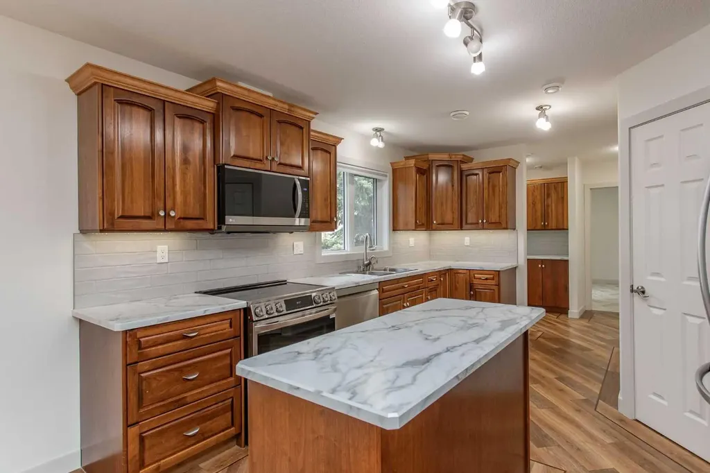 4504 45 Avenue Lacombe AB T4L1W3