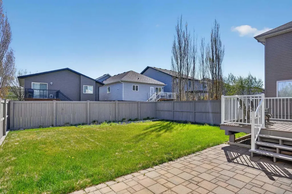 709 Twinriver Loop W Lethbridge AB T1J 5E1