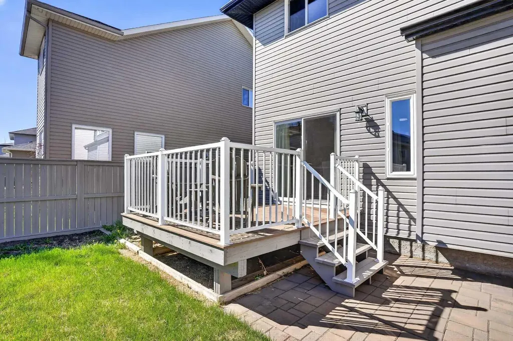 709 Twinriver Loop W Lethbridge AB T1J 5E1