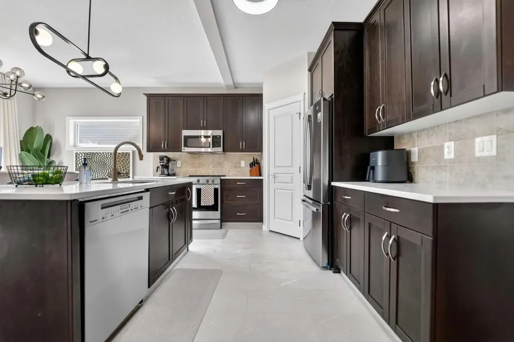 709 Twinriver Loop W Lethbridge AB T1J 5E1