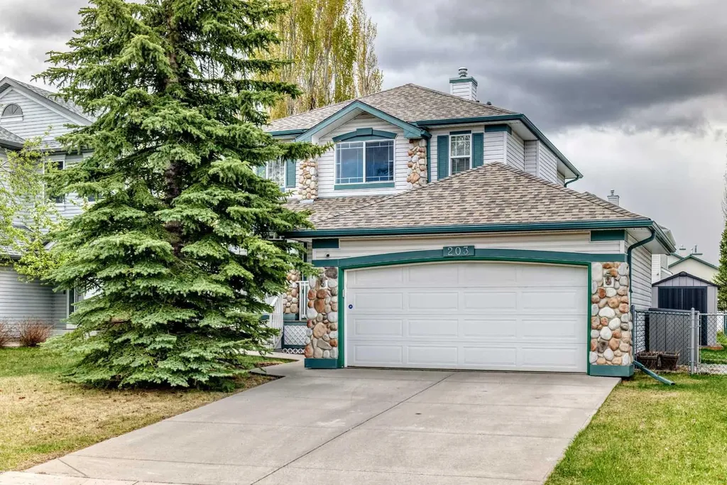 203 West Lakeview Circle Chestermere AB T1X1M5