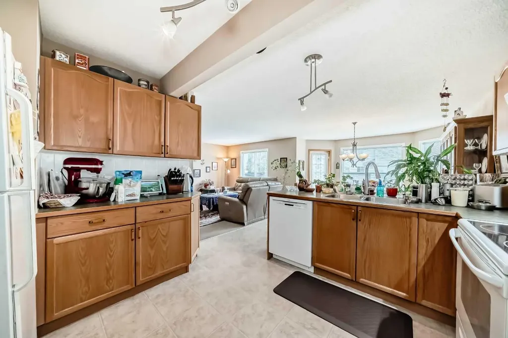 203 West Lakeview Circle Chestermere AB T1X1M5