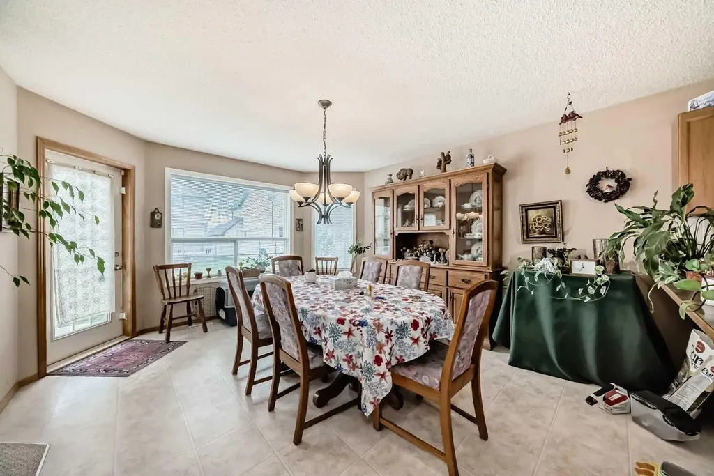 203 West Lakeview Circle Chestermere AB T1X1M5