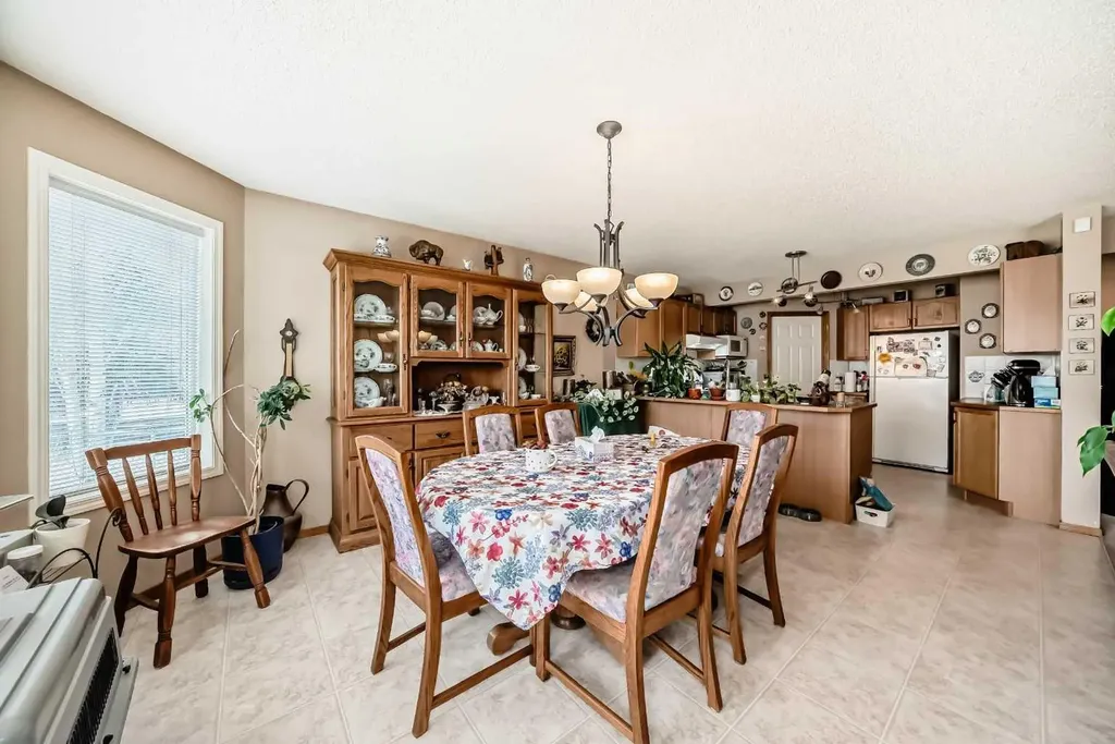 203 West Lakeview Circle Chestermere AB T1X1M5