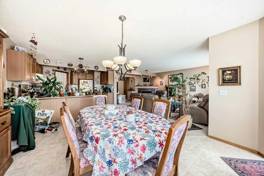 203 West Lakeview Circle Chestermere AB T1X1M5