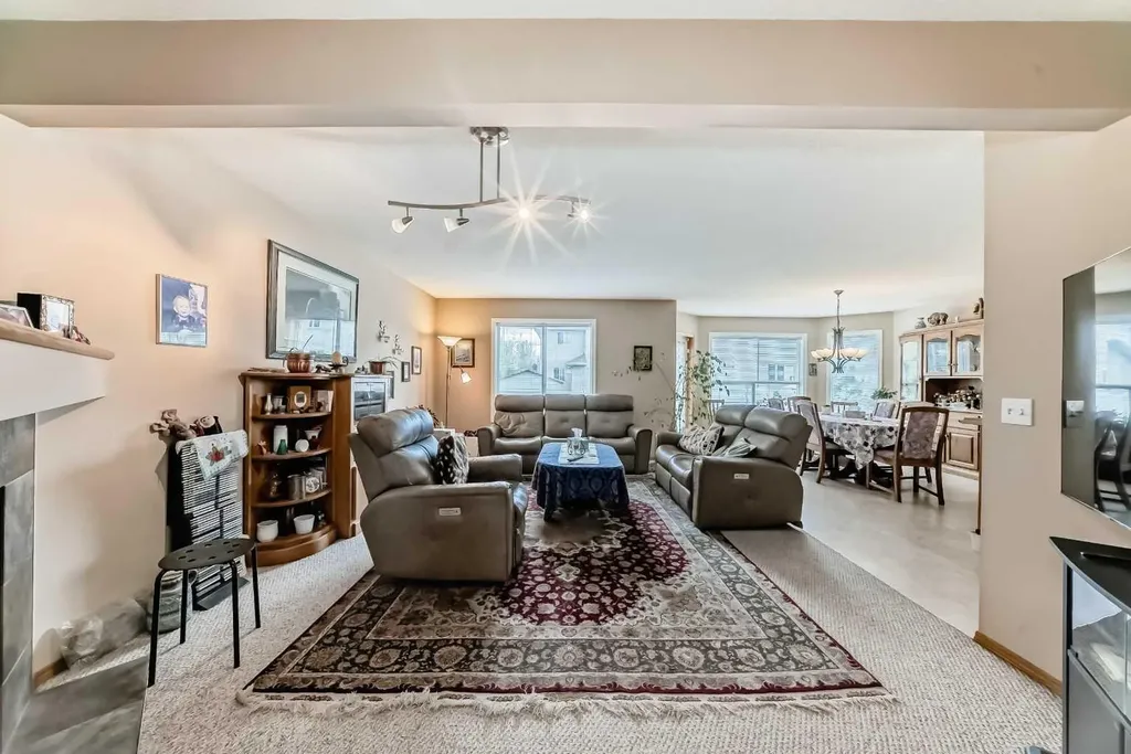 203 West Lakeview Circle Chestermere AB T1X1M5