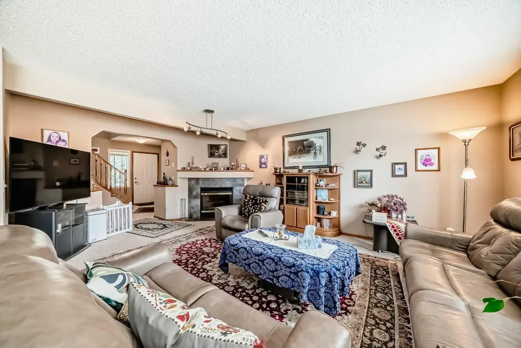 203 West Lakeview Circle Chestermere AB T1X1M5