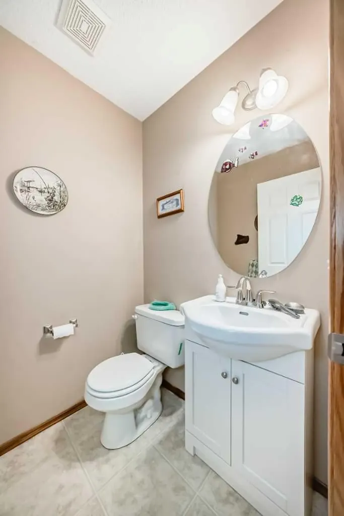 203 West Lakeview Circle Chestermere AB T1X1M5