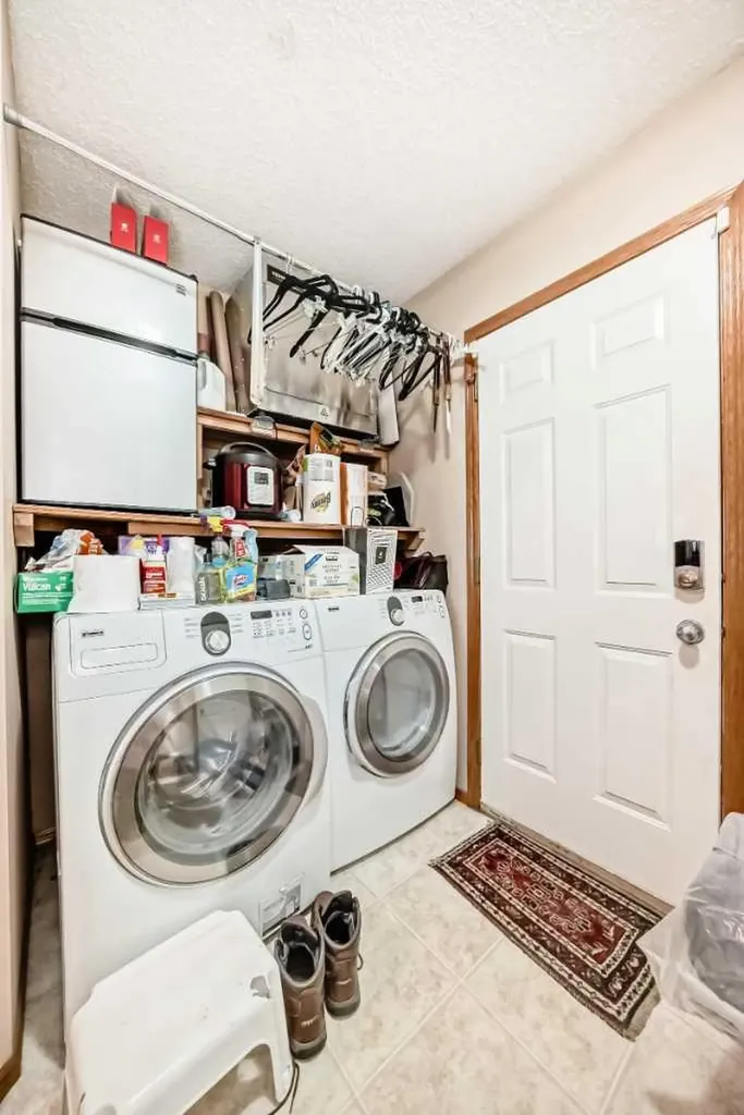 203 West Lakeview Circle Chestermere AB T1X1M5