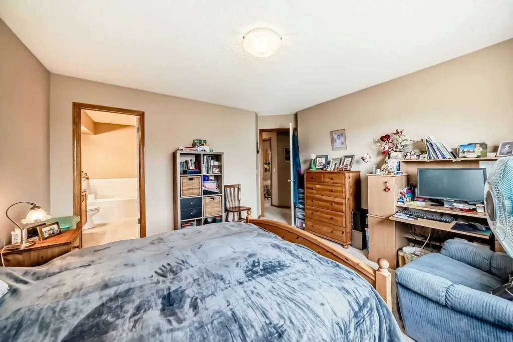 203 West Lakeview Circle Chestermere AB T1X1M5