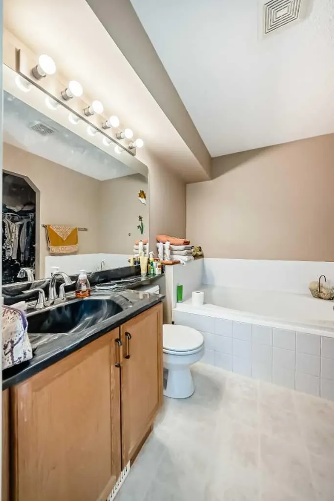 203 West Lakeview Circle Chestermere AB T1X1M5