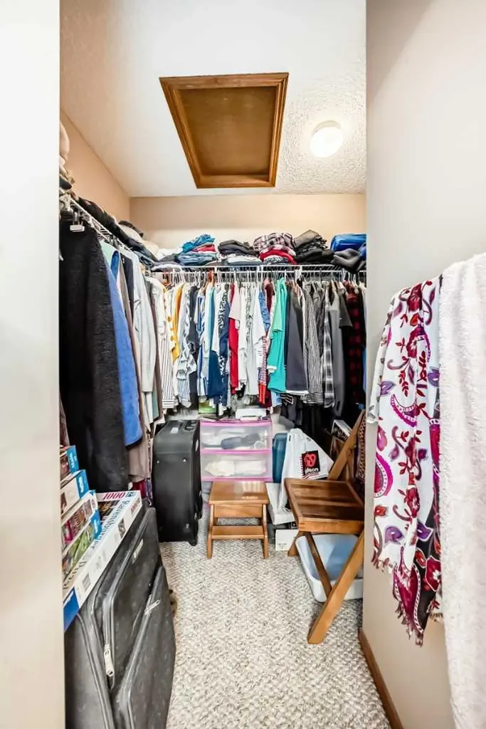 203 West Lakeview Circle Chestermere AB T1X1M5