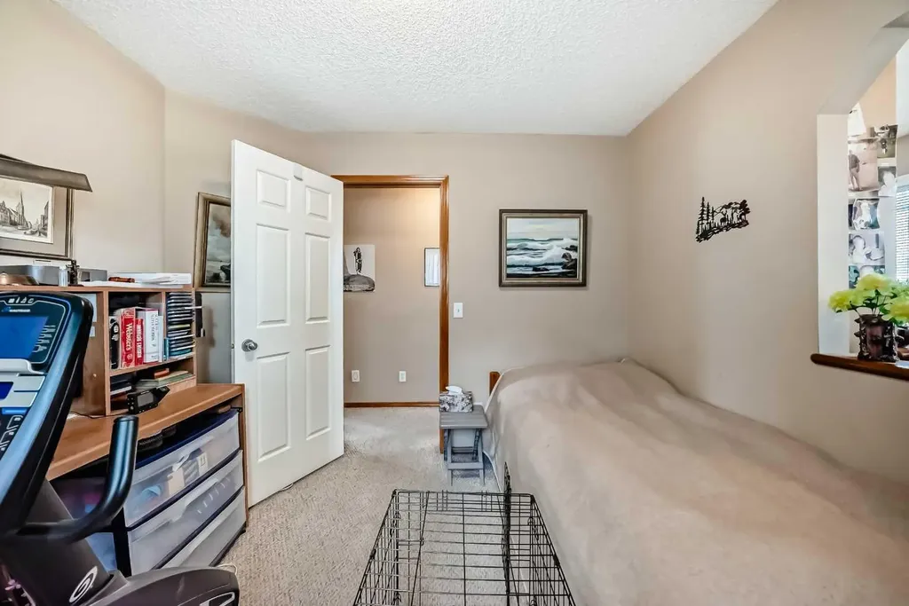 203 West Lakeview Circle Chestermere AB T1X1M5