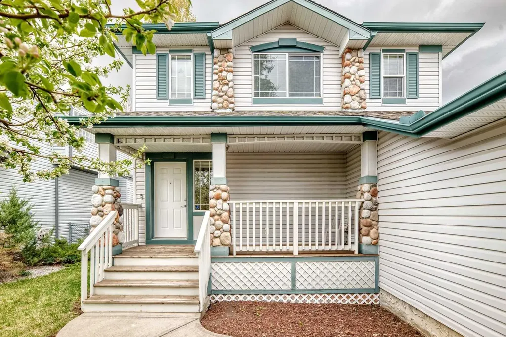 203 West Lakeview Circle Chestermere AB T1X1M5