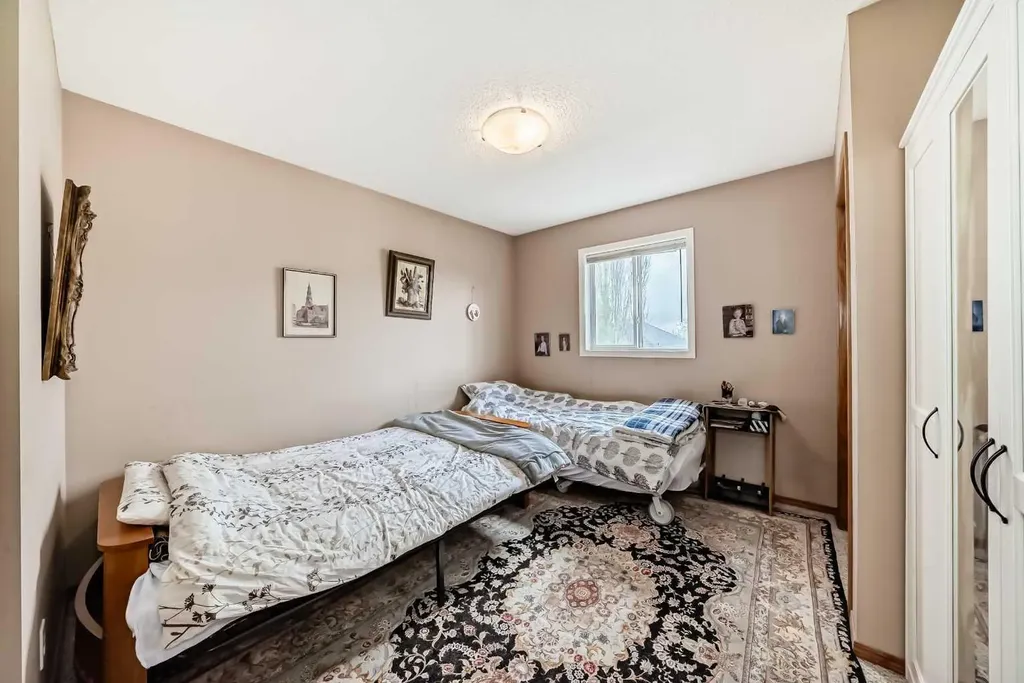 203 West Lakeview Circle Chestermere AB T1X1M5
