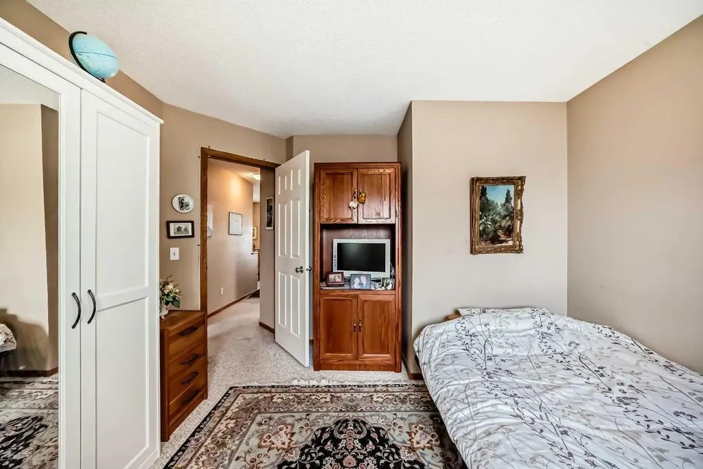 203 West Lakeview Circle Chestermere AB T1X1M5