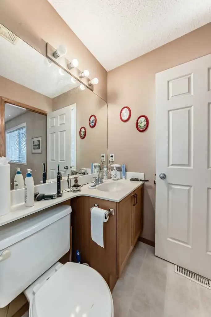 203 West Lakeview Circle Chestermere AB T1X1M5