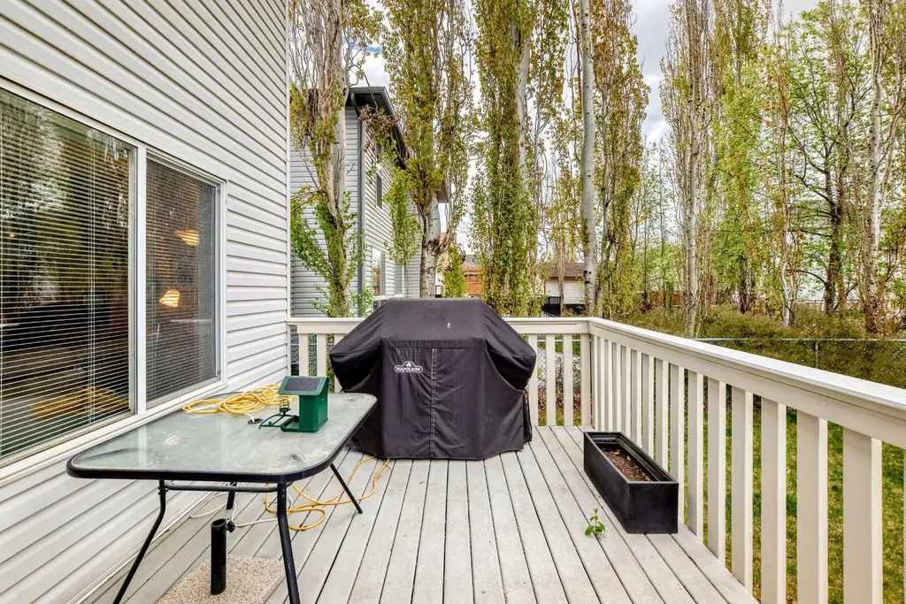 203 West Lakeview Circle Chestermere AB T1X1M5
