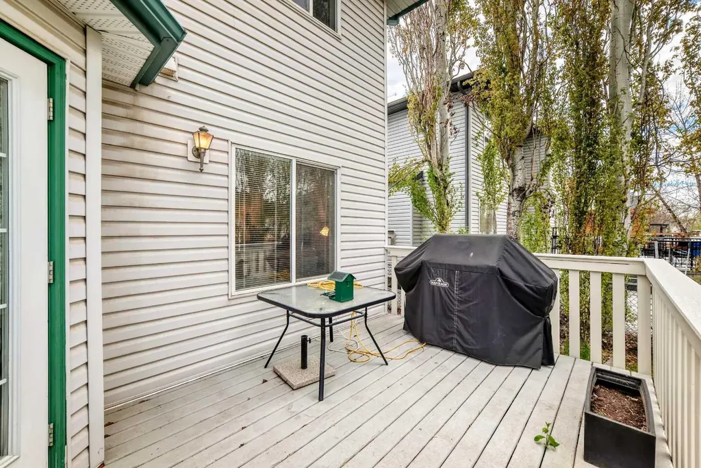 203 West Lakeview Circle Chestermere AB T1X1M5