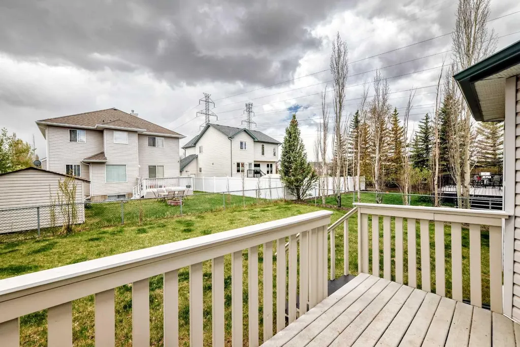 203 West Lakeview Circle Chestermere AB T1X1M5