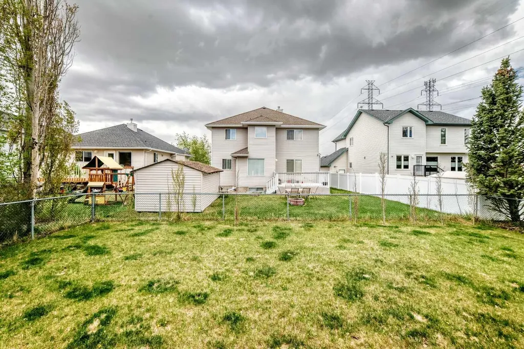 203 West Lakeview Circle Chestermere AB T1X1M5