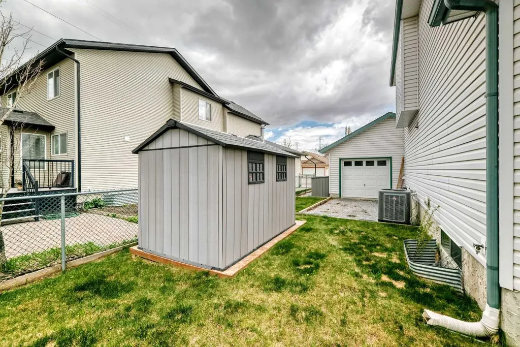 203 West Lakeview Circle Chestermere AB T1X1M5