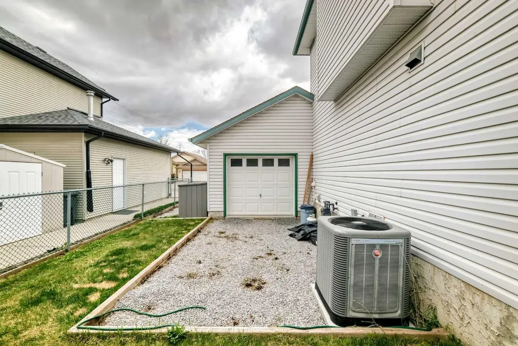 203 West Lakeview Circle Chestermere AB T1X1M5