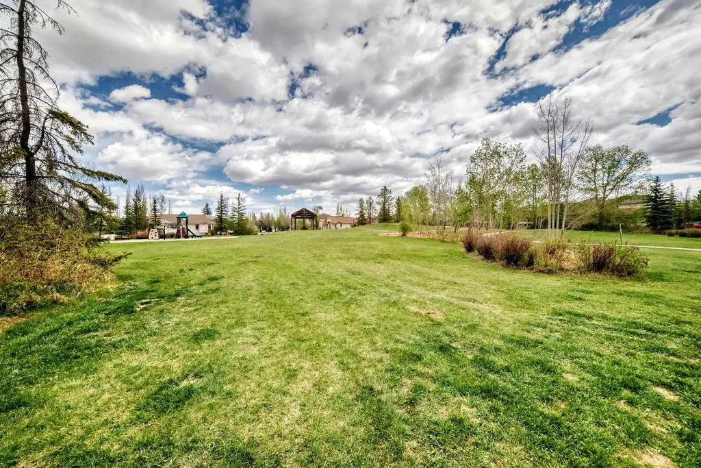 203 West Lakeview Circle Chestermere AB T1X1M5