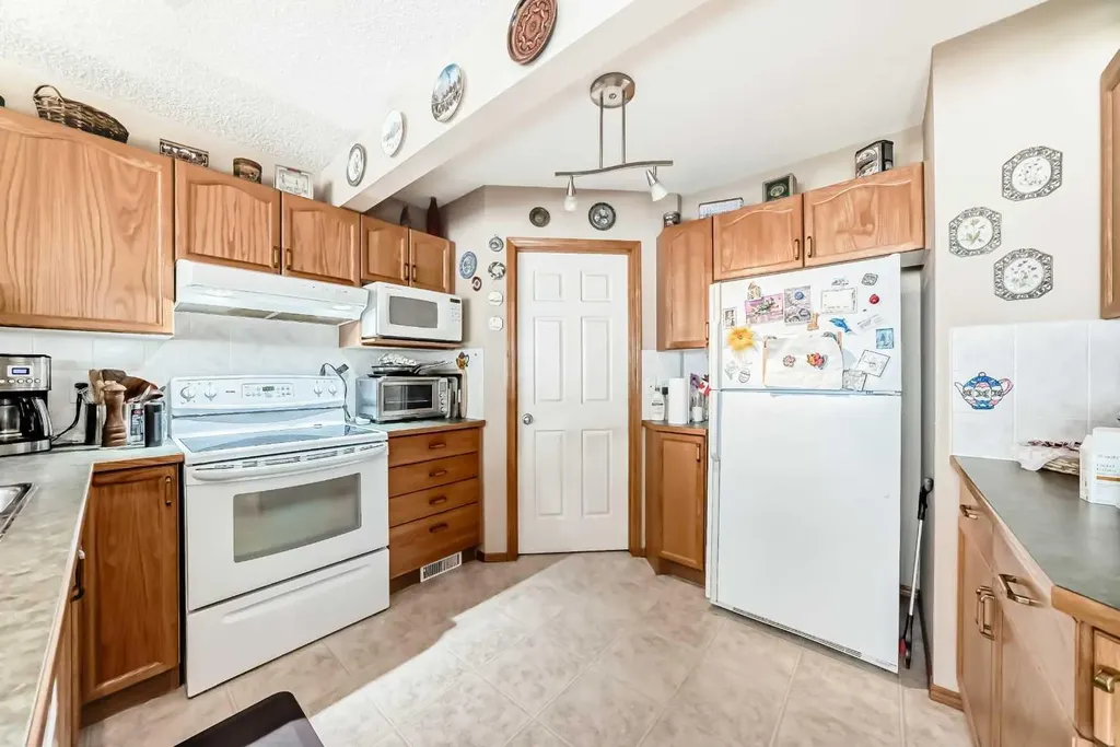 203 West Lakeview Circle Chestermere AB T1X1M5