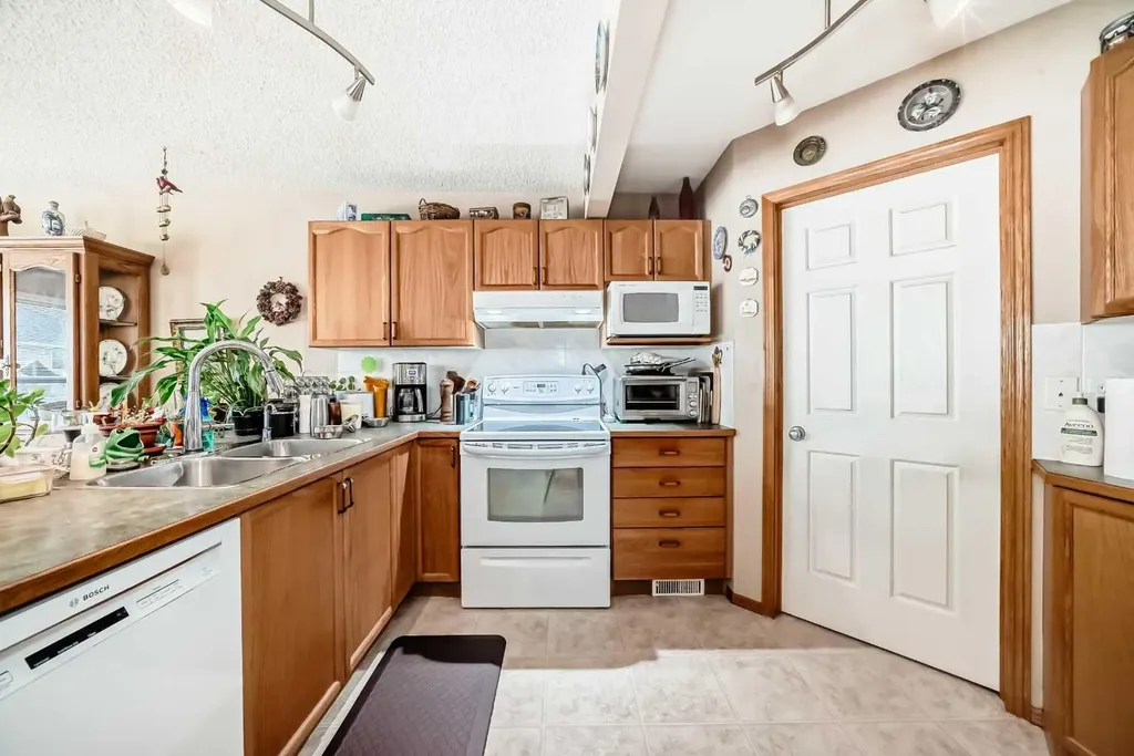 203 West Lakeview Circle Chestermere AB T1X1M5