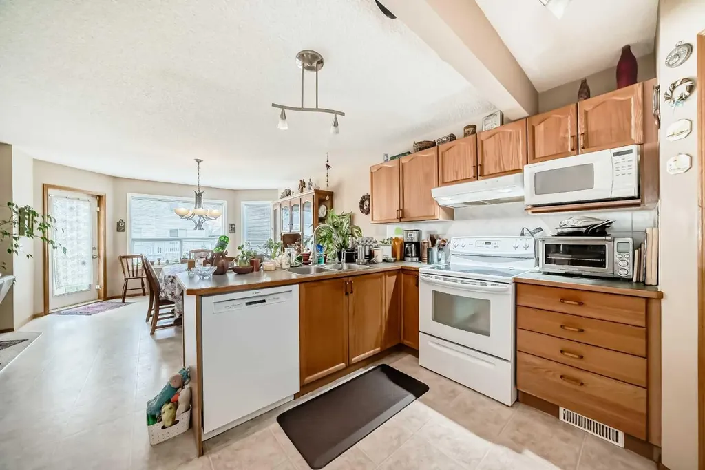 203 West Lakeview Circle Chestermere AB T1X1M5