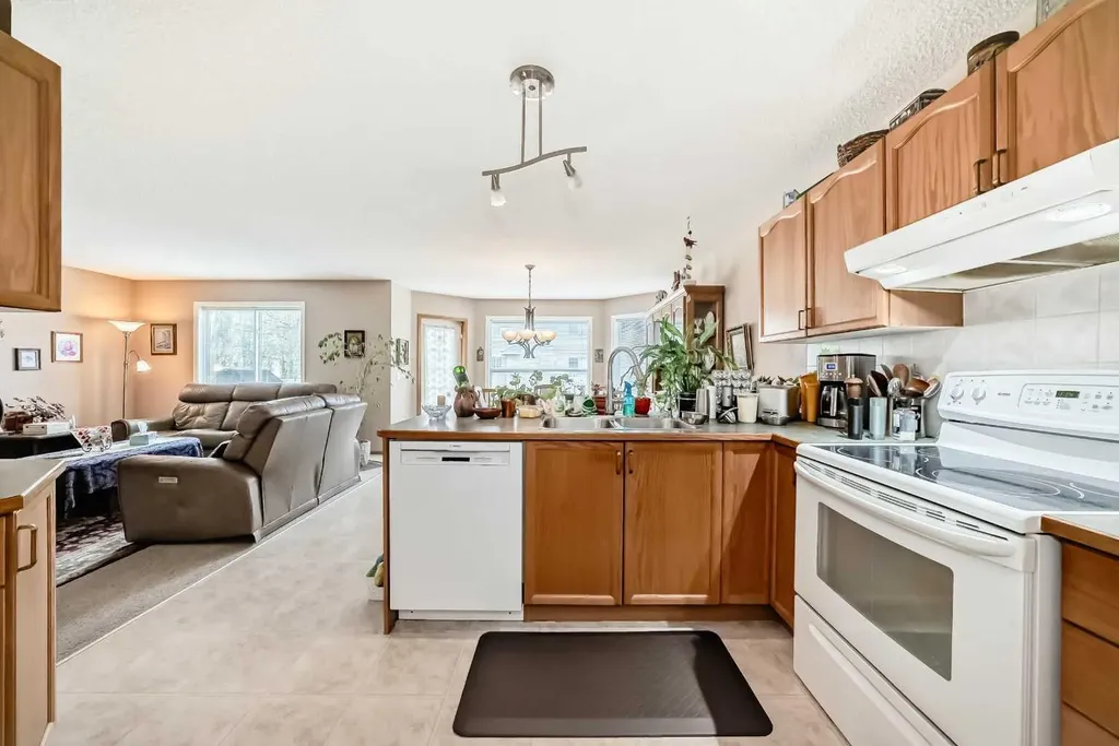 203 West Lakeview Circle Chestermere AB T1X1M5