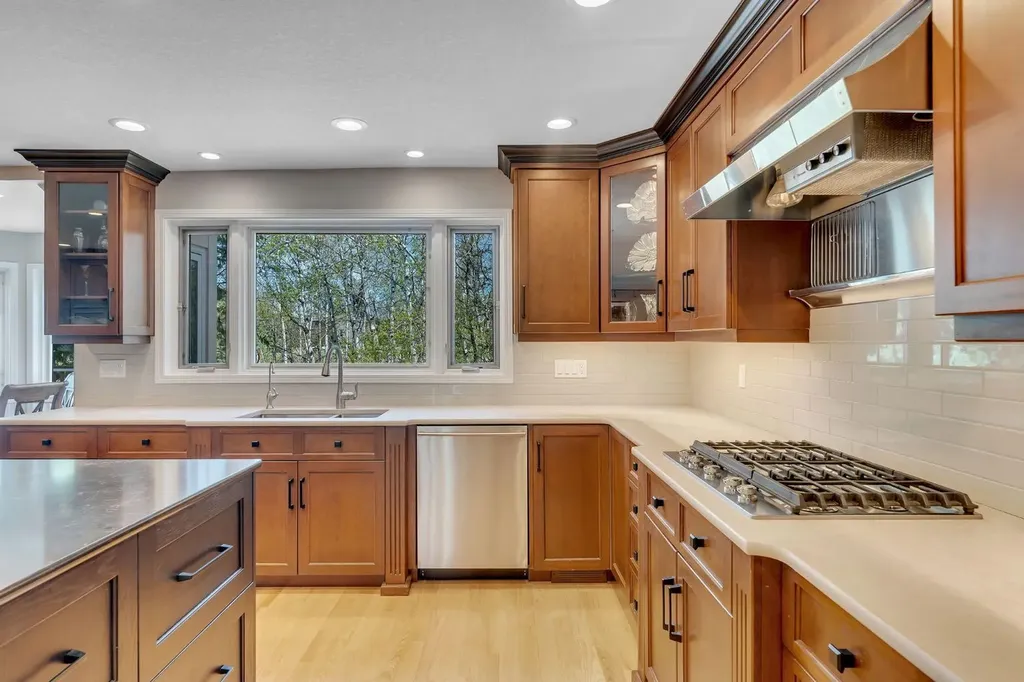 28 Woodacres Way SW Calgary AB T2W 4W3
