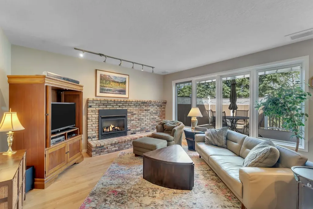 28 Woodacres Way SW Calgary AB T2W 4W3
