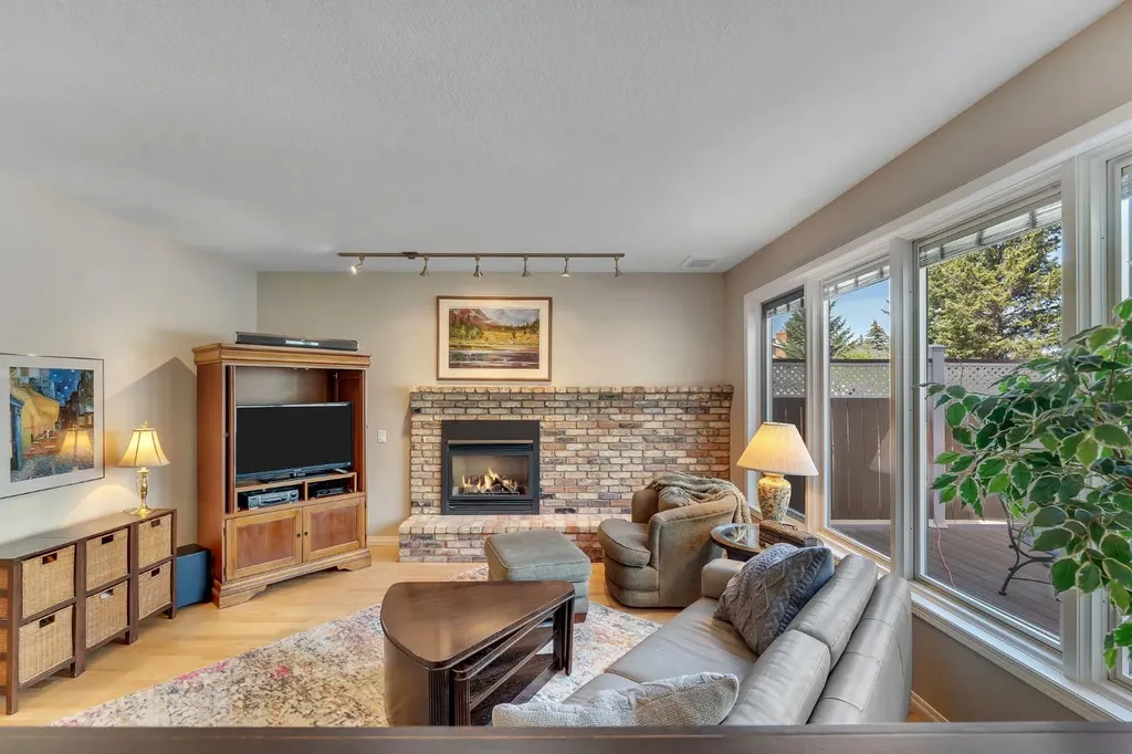 28 Woodacres Way SW Calgary AB T2W 4W3
