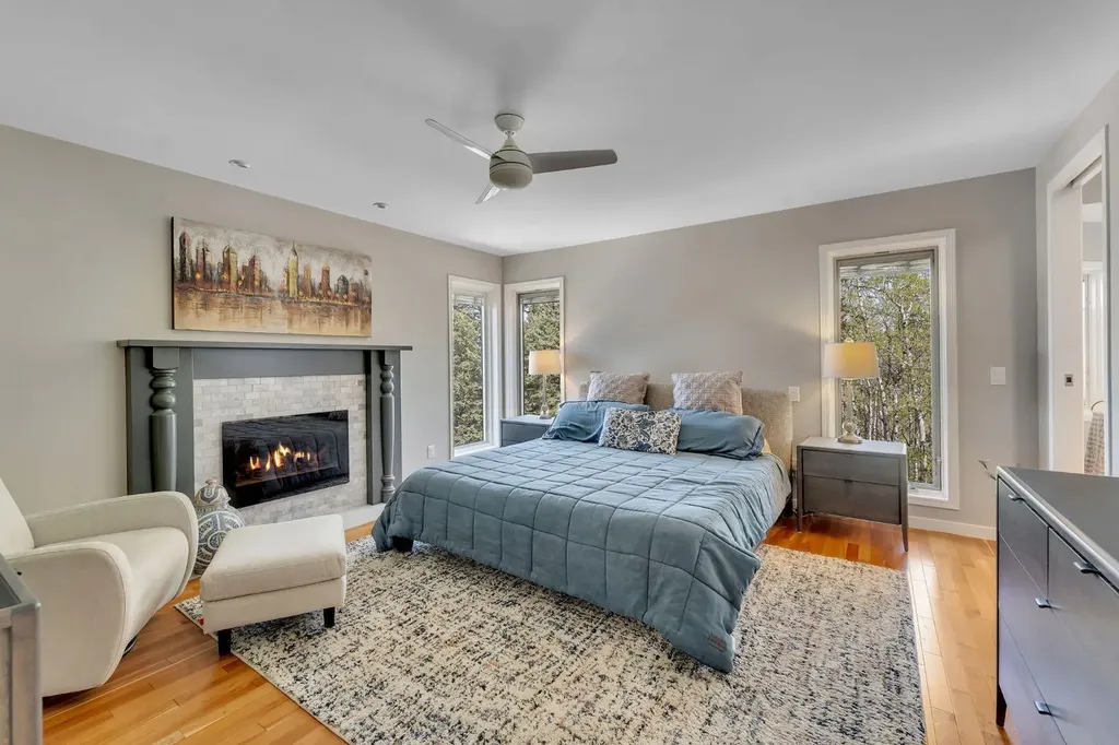 28 Woodacres Way SW Calgary AB T2W 4W3