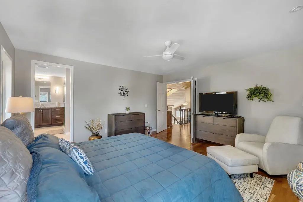 28 Woodacres Way SW Calgary AB T2W 4W3