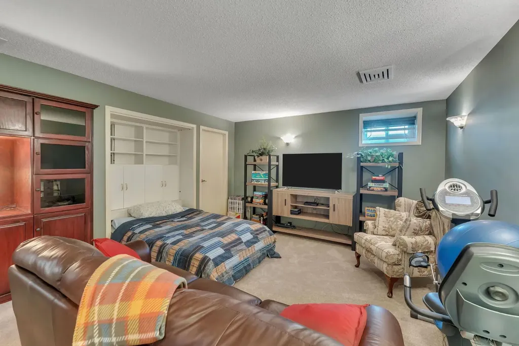 28 Woodacres Way SW Calgary AB T2W 4W3