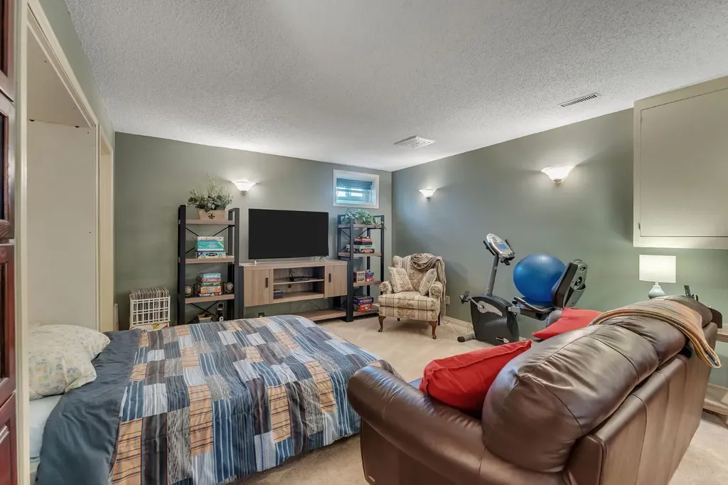 28 Woodacres Way SW Calgary AB T2W 4W3