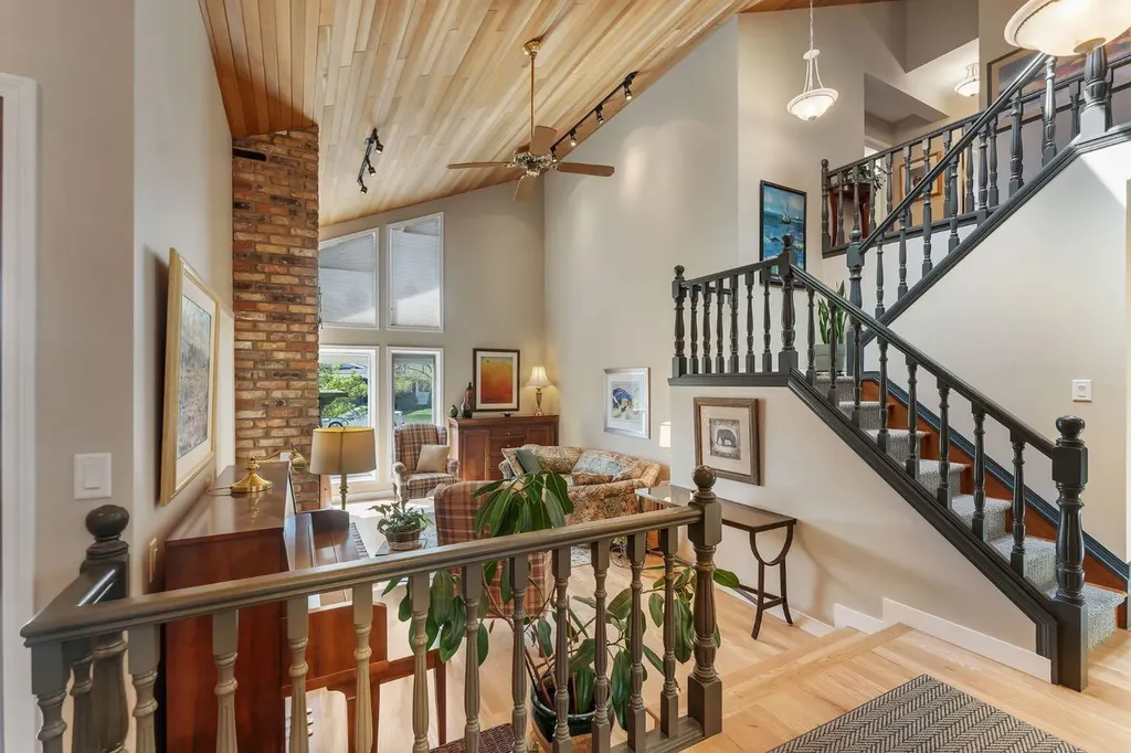 28 Woodacres Way SW Calgary AB T2W 4W3